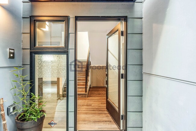 Building Photo - 708 14th Ave