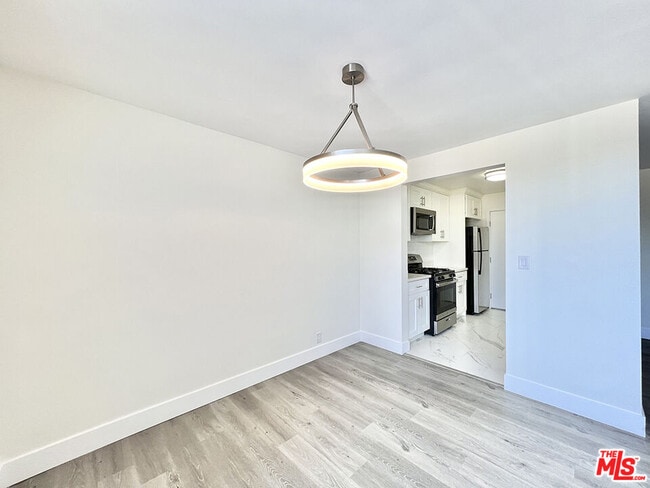 Foto del edificio - 468 S Roxbury Dr
