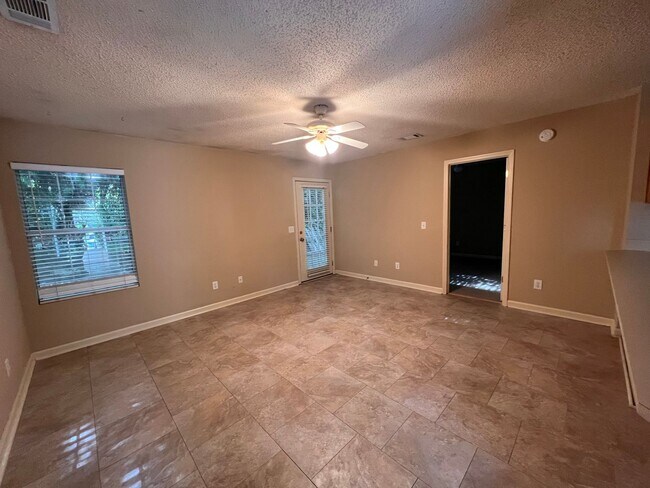 Building Photo - Center 661-663