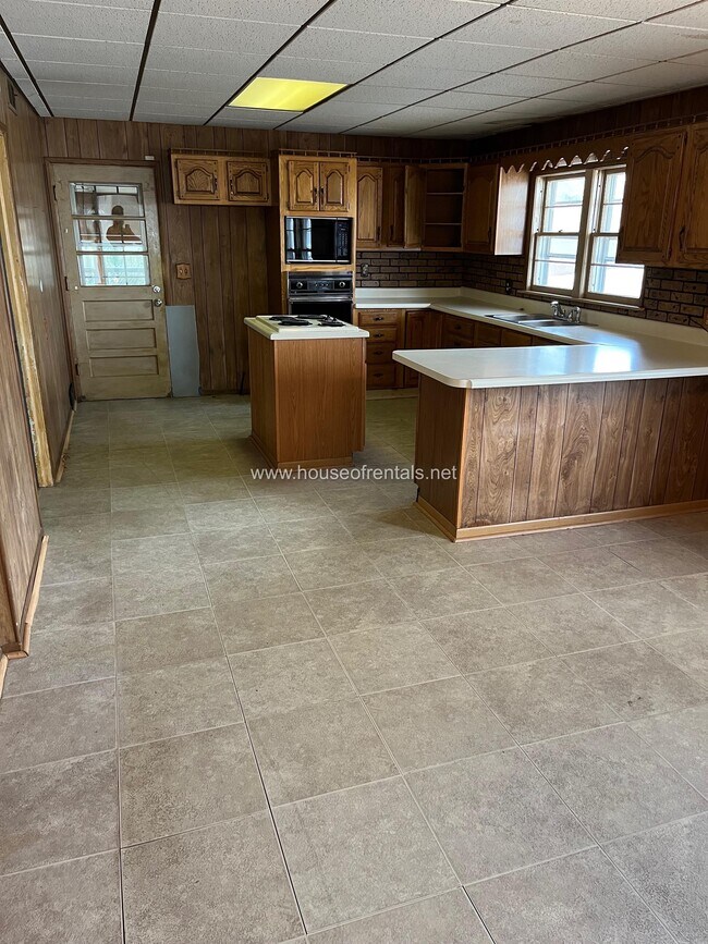 Building Photo - 621 N 10th St