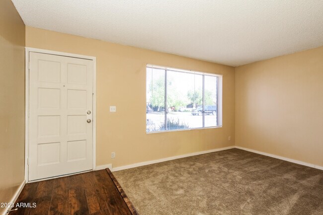 Foto del edificio - 2345 W Sunnyside Dr