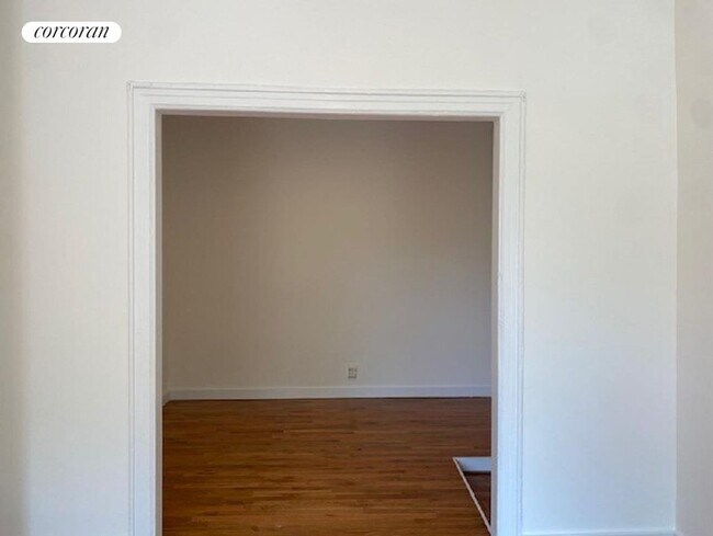 Building Photo - 582 6th Ave