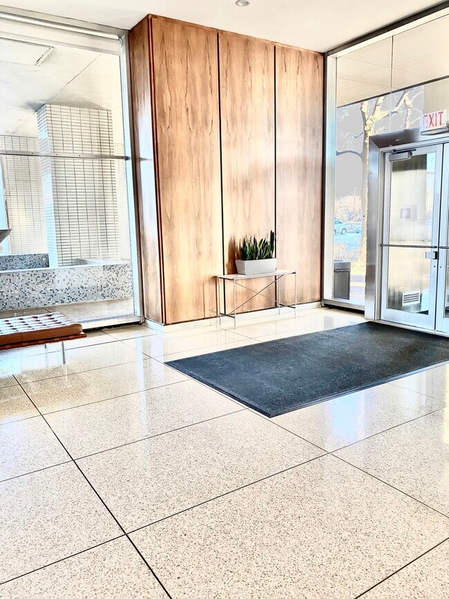 Foto del edificio - 3600 N Lake Shore Dr