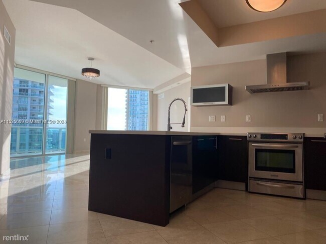 Building Photo - 3 br, 2 bath House - 150 Sunny Isles Blvd ...