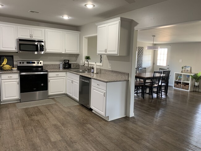Foto del edificio - 6656 Rockglen Ave
