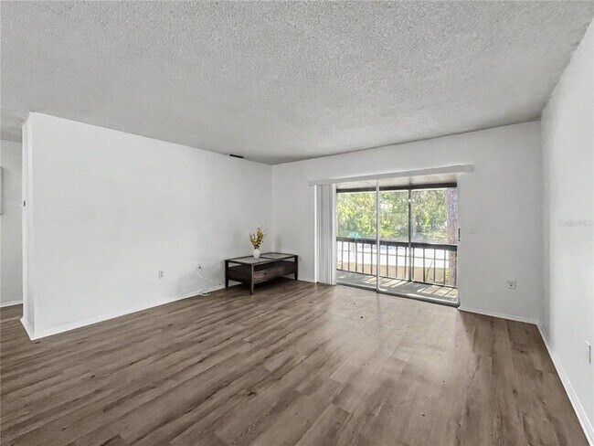 Foto del edificio - 2752 Hidden Lake Blvd