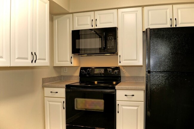 Building Photo - 2 Bed / 2 Bath 1st Floor, Condo in Townes ...