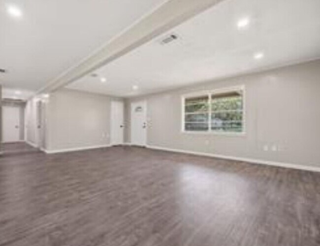Foto del edificio - BEAUTIFUL COMPLETLEY REMODELED 3 BEDROOM 2 BATH IN HULL, TEXAS.  ALL UPGRADED FININSHES IN THE HO...