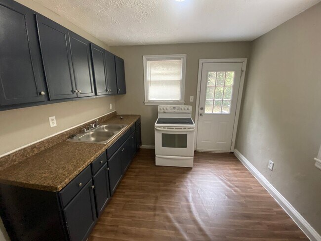 Foto del edificio - **ON HOLD**Total Electric 2 Bedroom / 1 Ba...