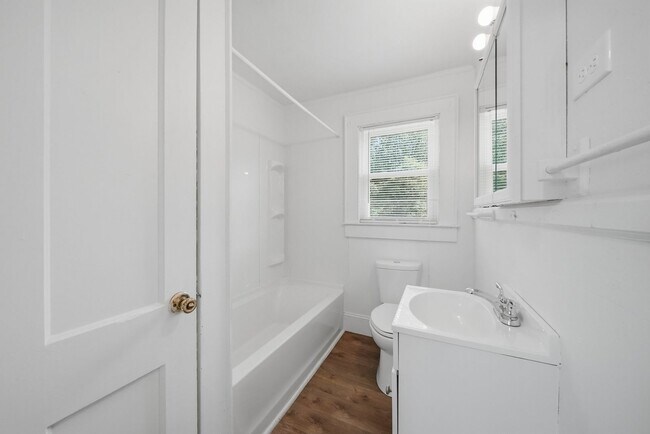 Foto del edificio - Charming 2BR Ranch with Spacious Yard & Ample Parking