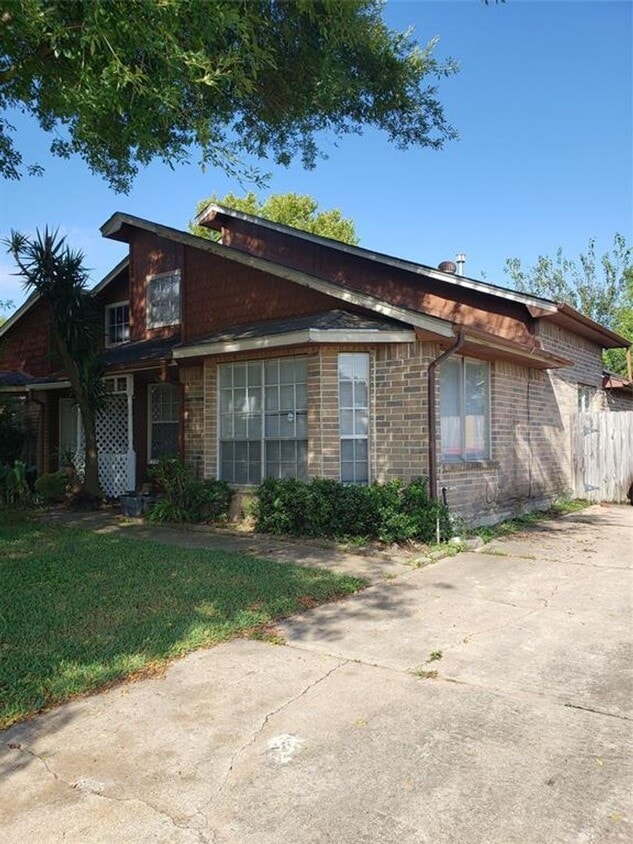 Beautiful 4 Bedroom Home in Houston / Nice Backyard - Beautiful 4 Bedroom Home in Houston / Nice Backyard