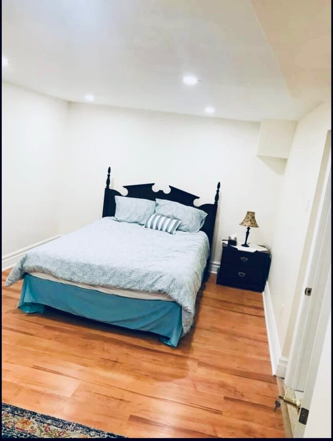 Building Photo - 289 Laurentian Av