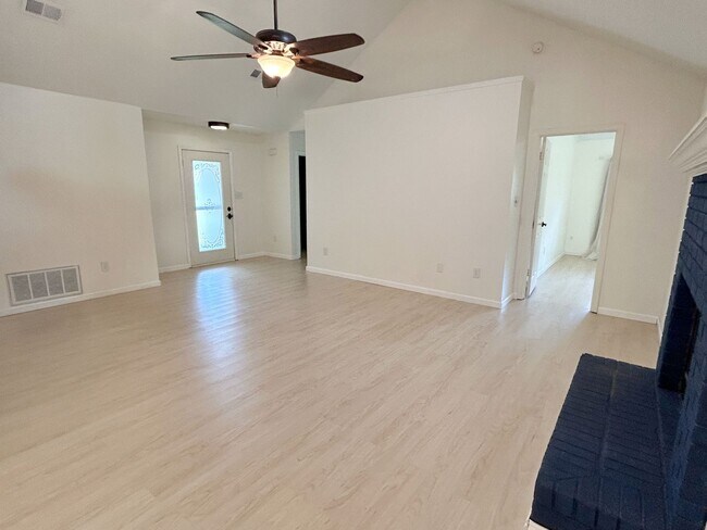 Foto del edificio - Updated 4 Bedroom Home in Navarre