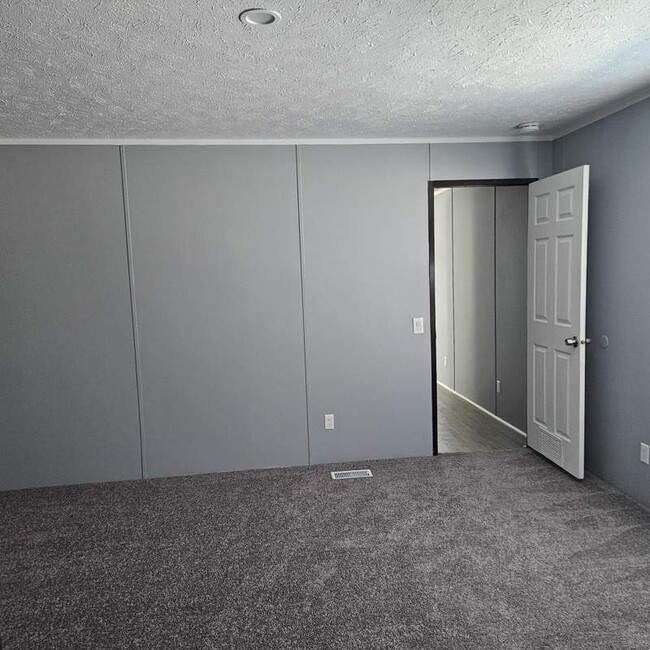 Building Photo - 2737 W Washington Center Rd