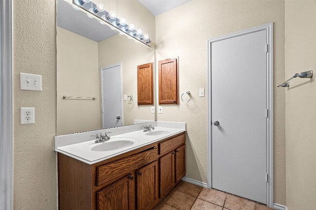 Building Photo - 13301 Evergreen Dr