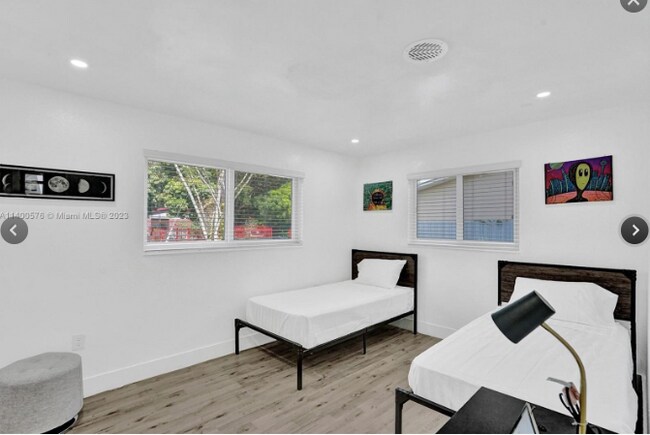 Foto del edificio - 310 NE 162nd St