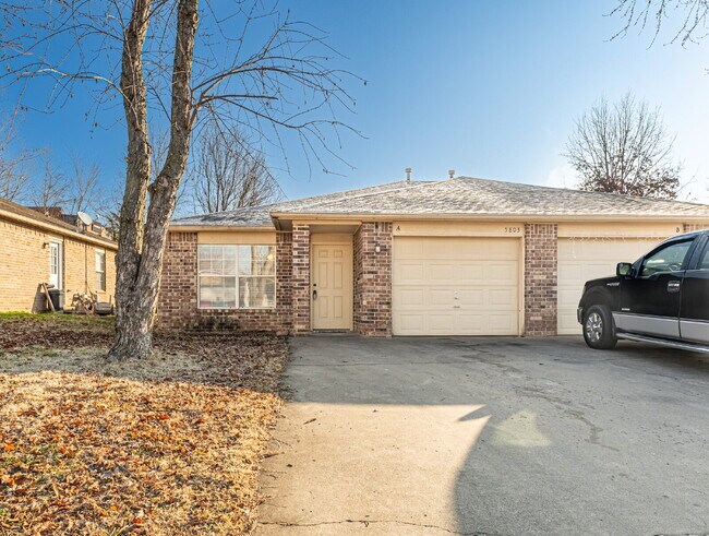 Building Photo - "Charming 2-Bed, 2-Bath Retreat with Grani...