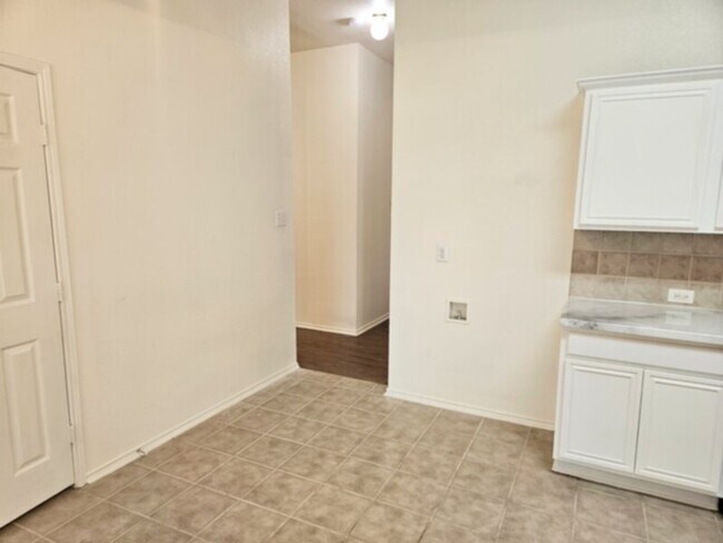 Foto del edificio - Spacious one story 4 bedroom home with com...
