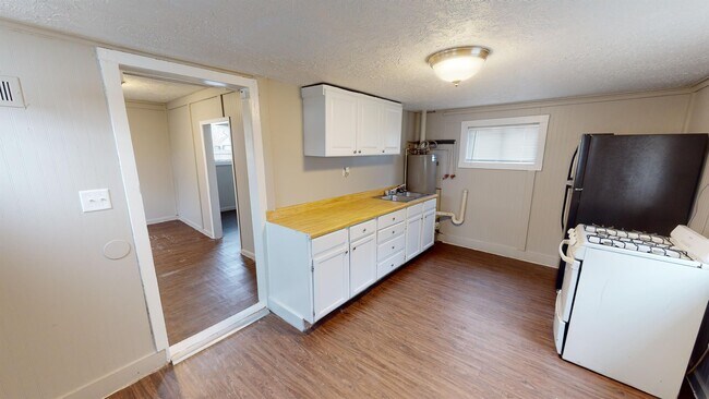 Building Photo - 405 N Darr Ave