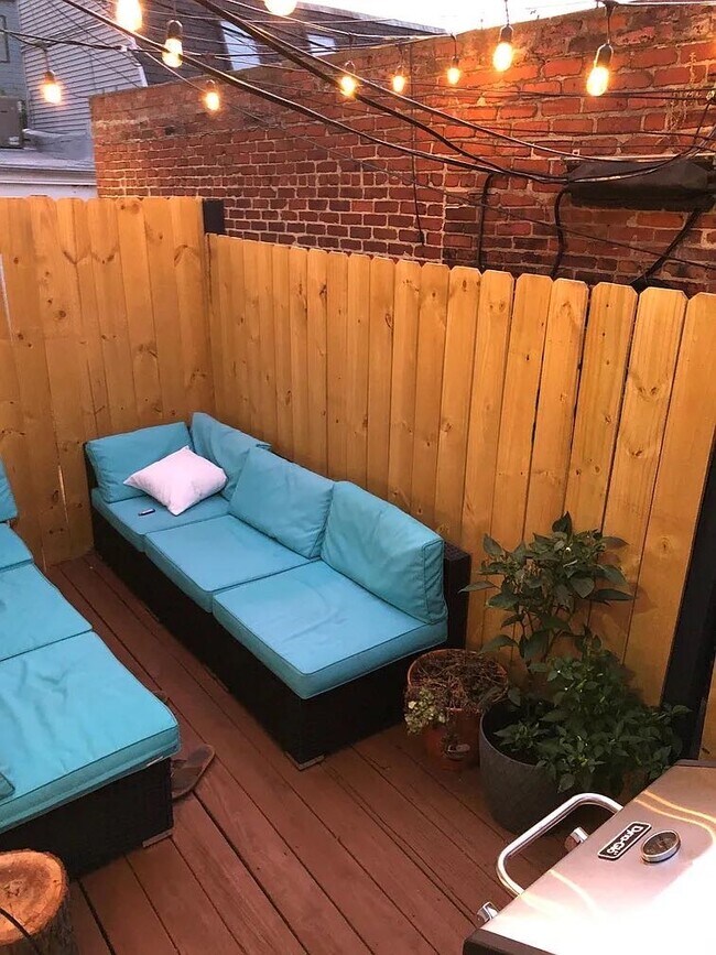 Photo - 6 W Ostend St House