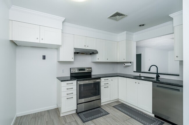 Foto del edificio - 330 Sunderland Rd