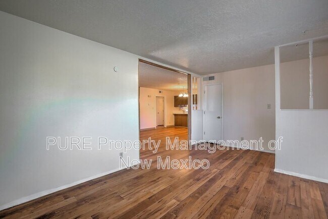 Foto del edificio - 901 Alice Ct NE