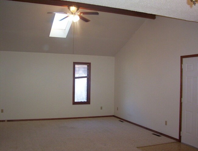 Building Photo - Two bedroom duplex in great location!