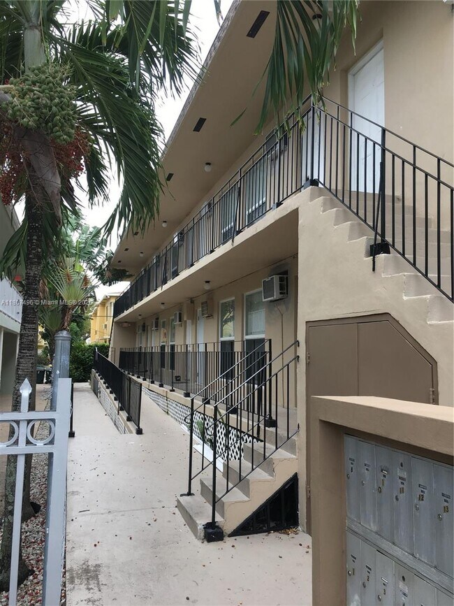 Foto del edificio - 960 Biarritz Dr