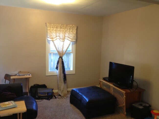 Building Photo - 3 br, 1 bath House - 678 E. Fairlane Street