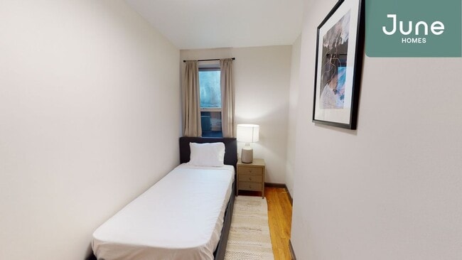 Building Photo - Twin room in 3-bed/1.0-bath Home