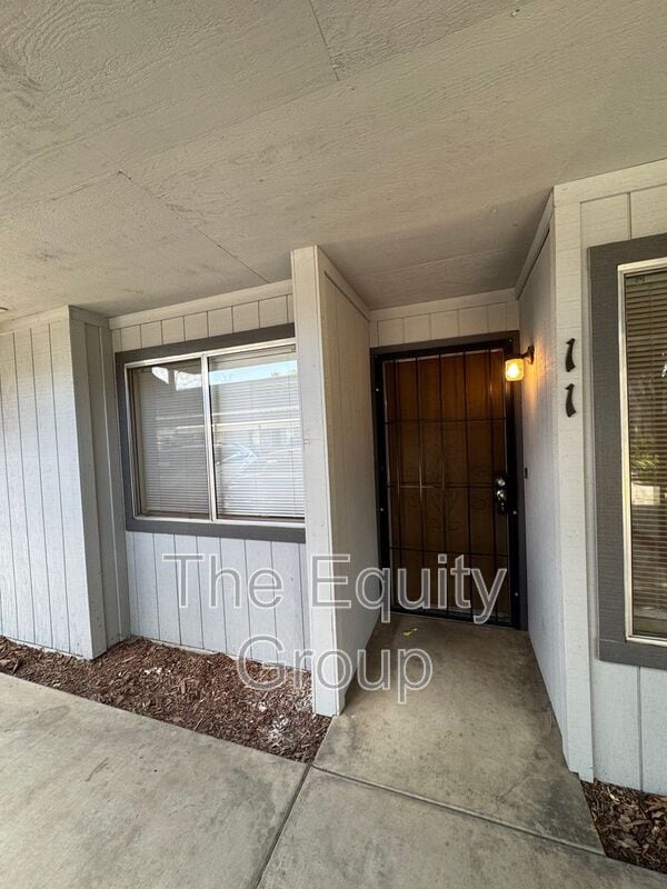 Building Photo - 703 E Noble Ave