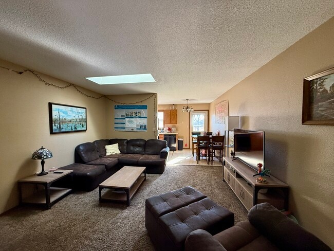 Building Photo - 1042 Castlewood Dr