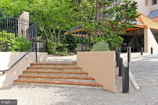 Foto del edificio - 1301 N Courthouse Rd