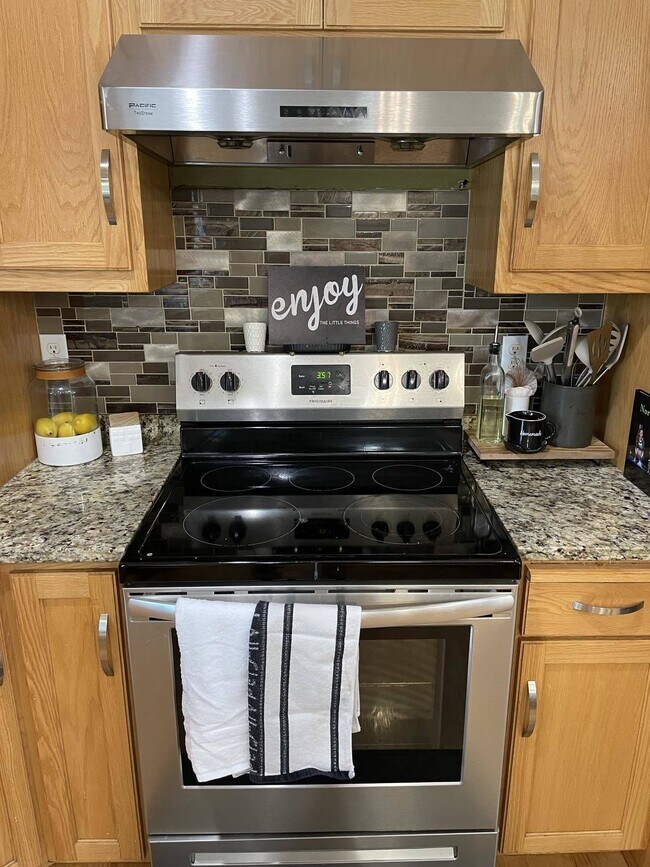 Building Photo - Stunning 5 bedroom 4 bathroom single famil...