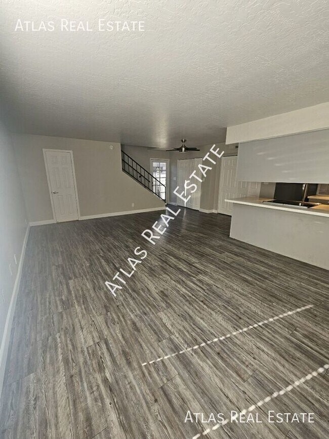 Building Photo - ONE MONTH FREE!! Reduced Deposit on this S...