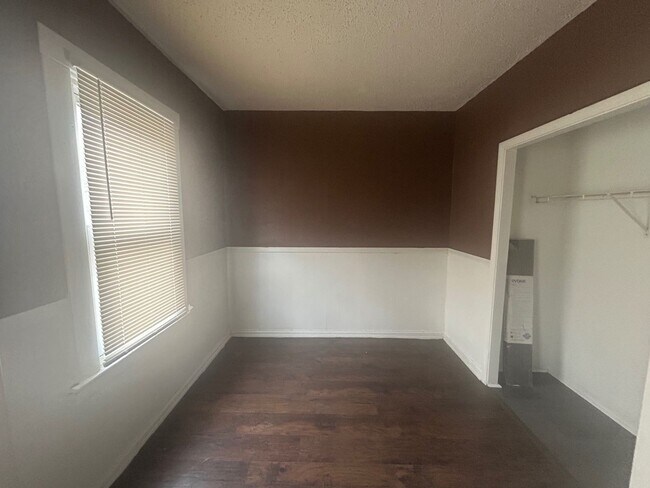 Building Photo - Charming 3-Bedroom Property in Prime Location
