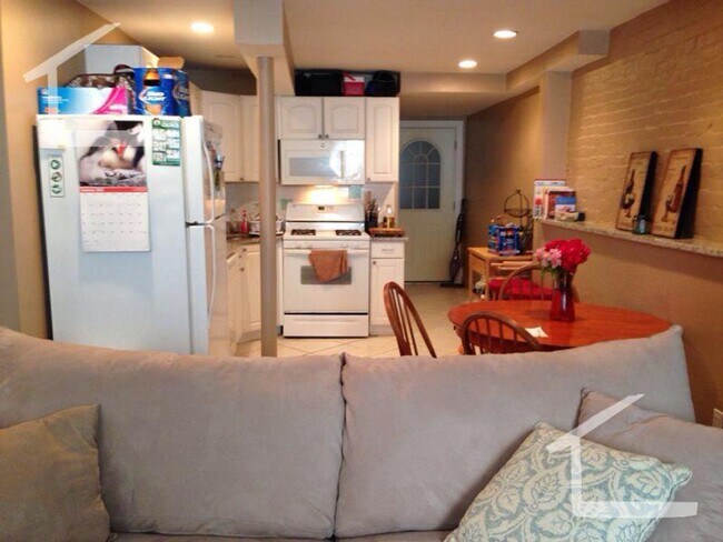 Large Unit on Packard's Corner, Eat-in Kitchen, Parch, Pets Friendly, Stainless Steel Appliances - Large Unit on Packard's Corner, Eat-in Kitchen, Parch, Pets Friendly, Stainless Steel Appliances Apartment