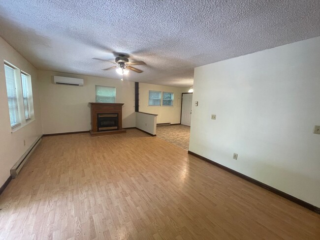Building Photo - Downtown Remodeled two bedroom