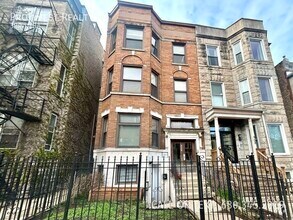 Building Photo - 910 W Addison St