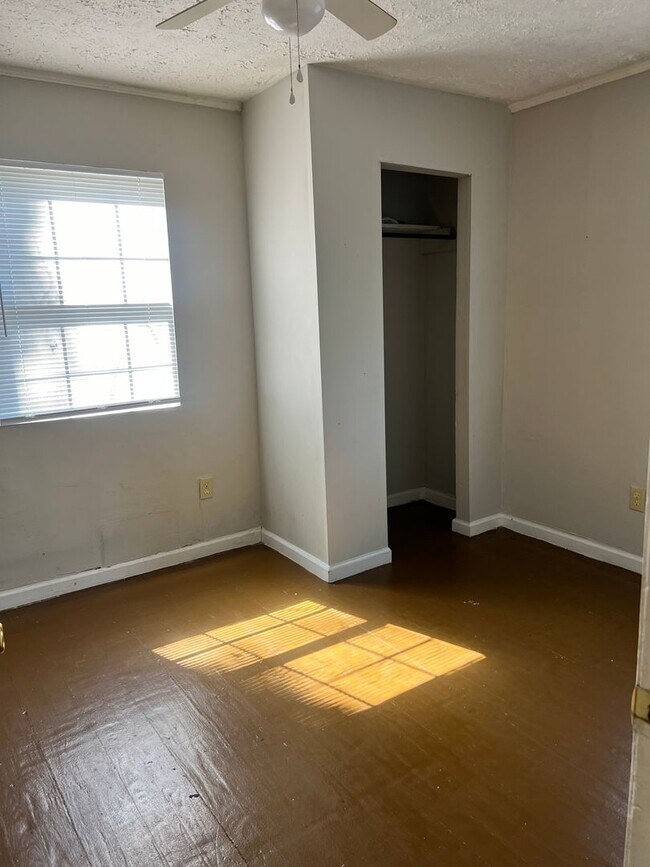 Building Photo - 2208 Roosevelt Ave