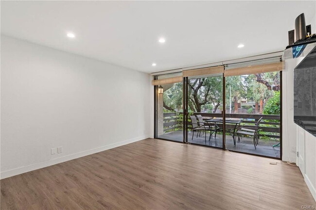 Building Photo - 5757 Owensmouth Ave