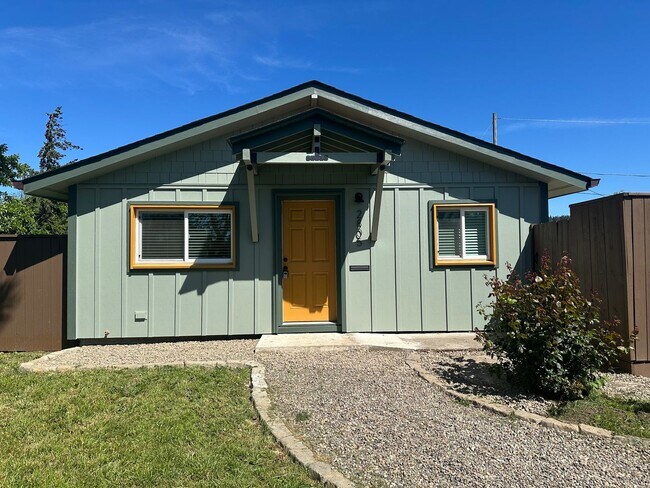 Building Photo - Updated 2 bedroom 2 bath house with a deta...