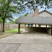 Building Photo - 2415 Oak Manor
