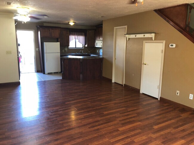 Foto del edificio - 2 Bedroom 1.5  bath townhome with communit...