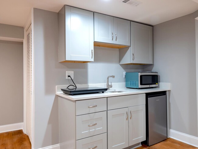 Building Photo - Stylish Petworth apartment near Piney Bran...