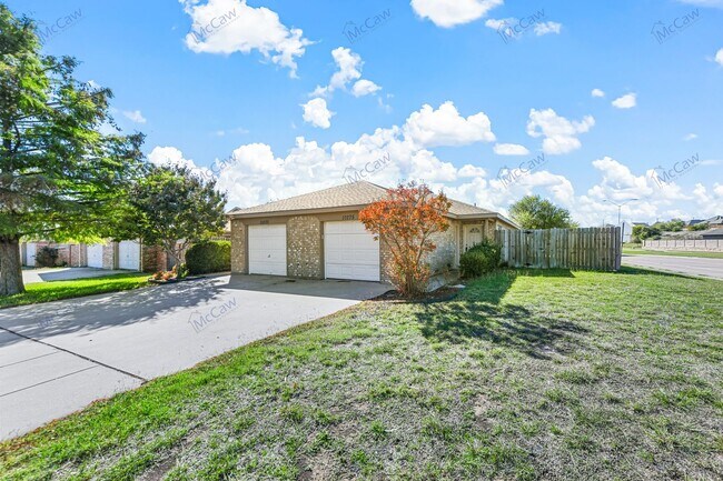 Foto del edificio - Charming 2/2/1 Duplex in Fort Worth!