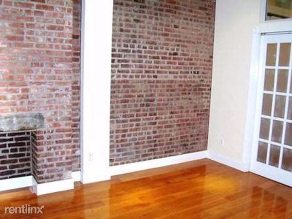 Primary Photo - 261 E 10th St