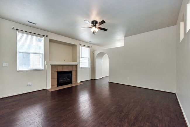 Building Photo - Beautiful Pet Friendly 3 bed/2 bath home i...