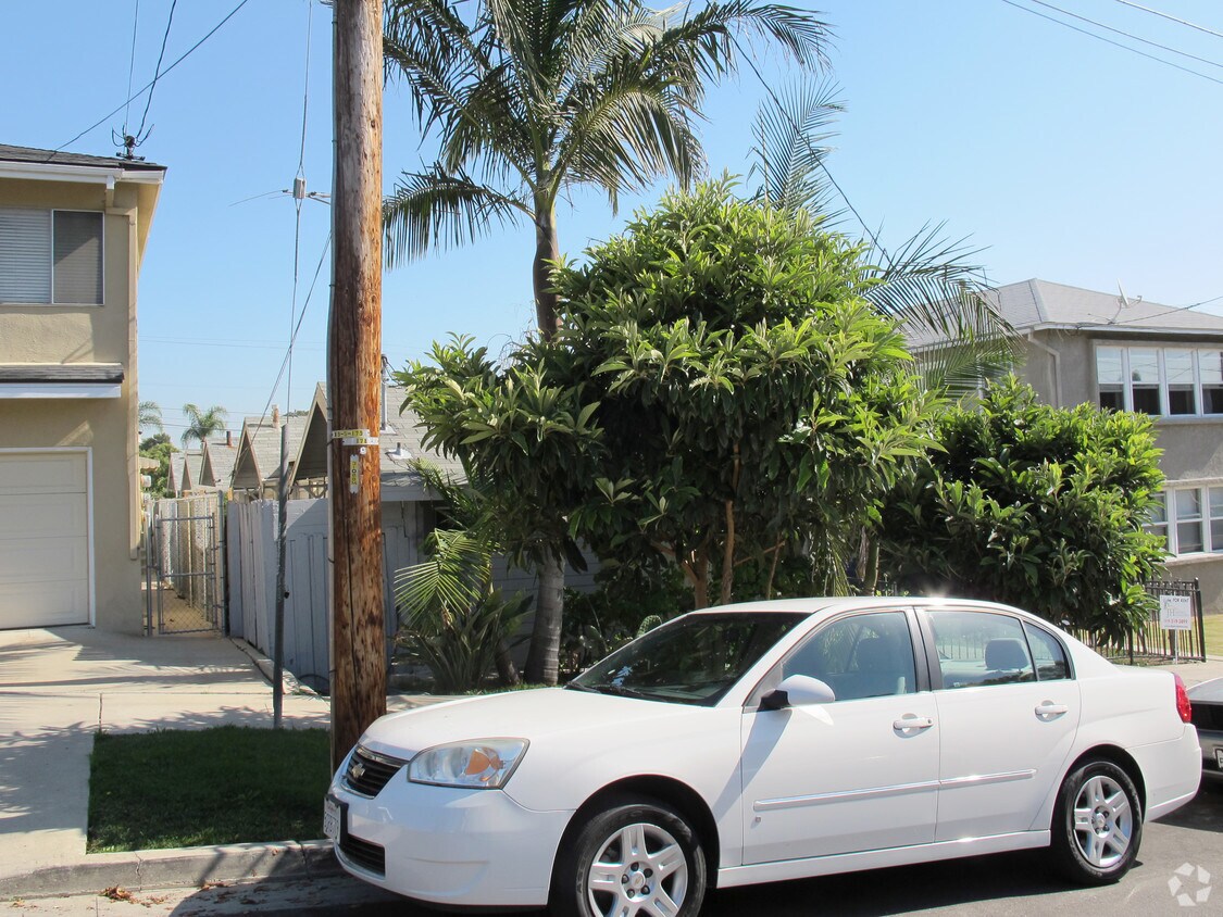 Foto del edificio - 852 W 18th St