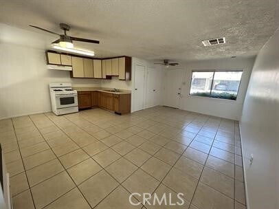 Foto del edificio - 24454 Myers Ave